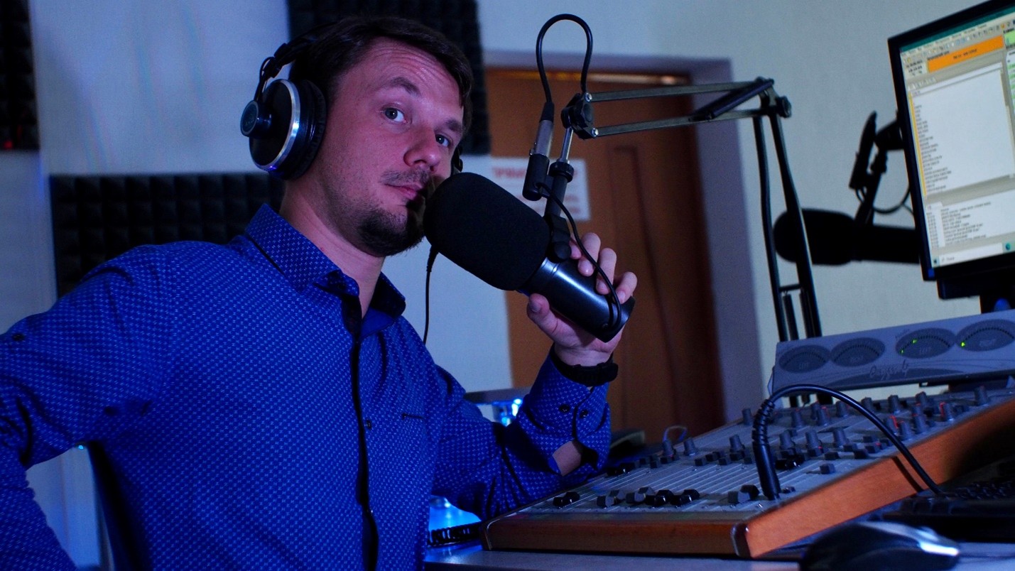 Ведущий радиостанции Соль FM работает в студии