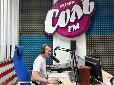 Ведущий радиостанции Соль FM в эфирной студии